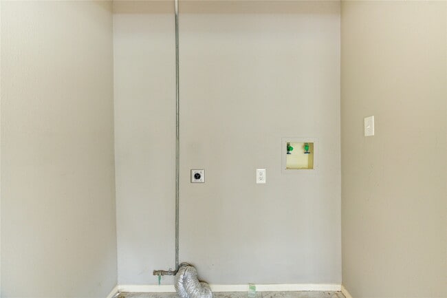 Building Photo - 15403 Meadow Village Dr