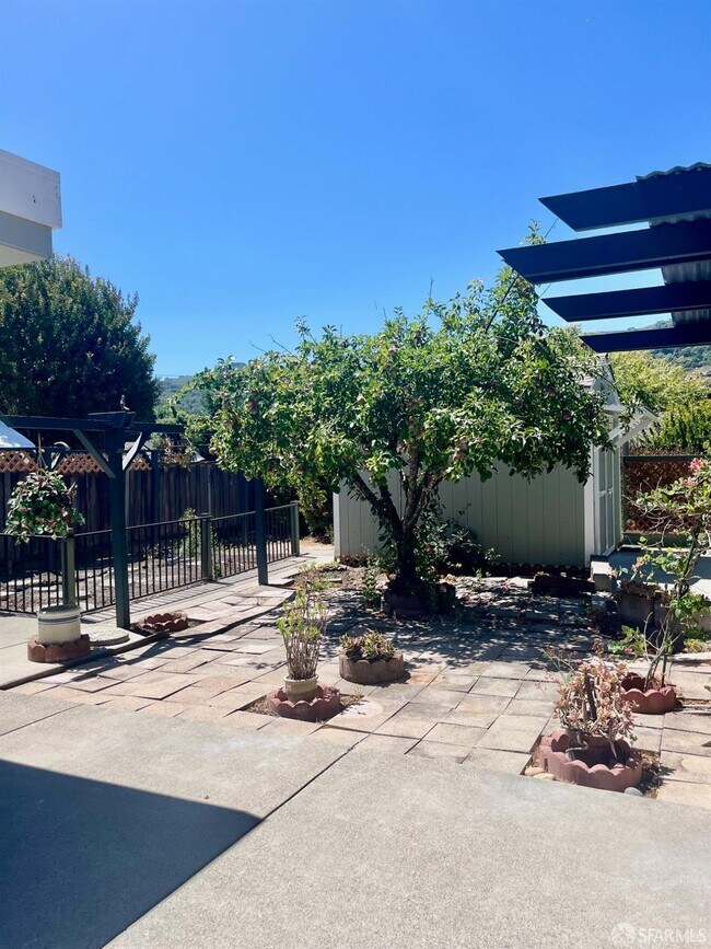 Building Photo - 5880 Olinda Rd