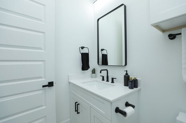 Building Photo - For Lease | 3 Bed, 3.5 Bath | 2,610 Sq Ft | Westheimer Estates |