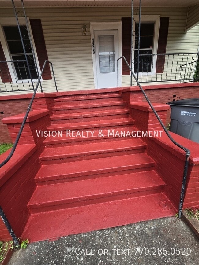 Building Photo - 1303 Elm St