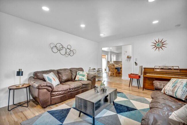 Building Photo - 405 Gregory Way