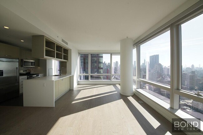 Building Photo - 555 Tenth Avenue