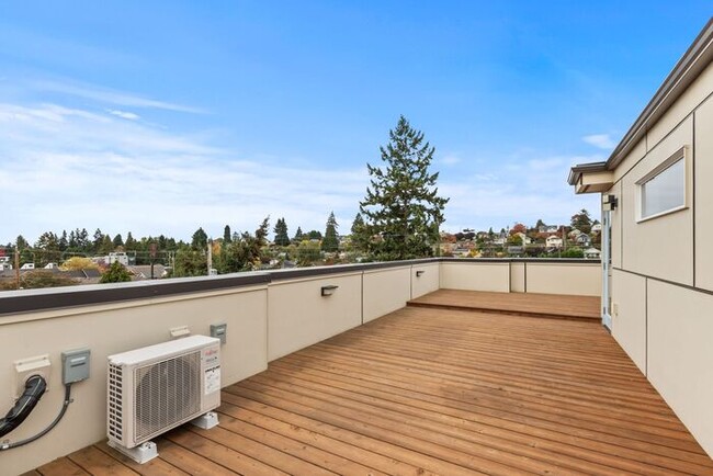 Building Photo - Unique West Seattle Townhome with Air Cond...