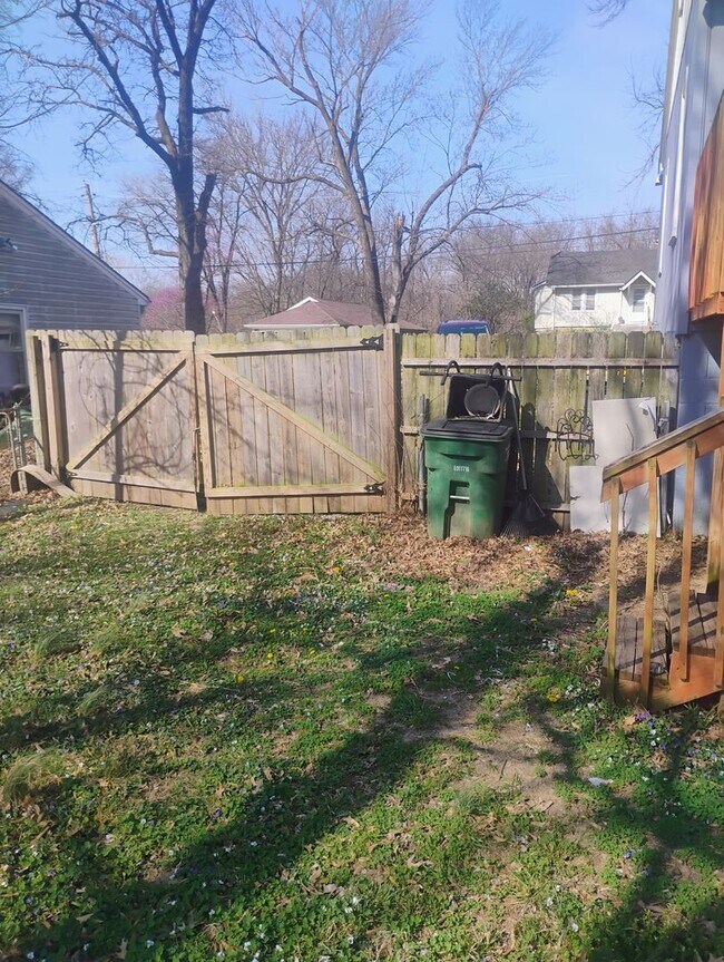 Building Photo - Cozy 2BR Home in KC Northland – Fully Fenced Yard & Fresh Updates