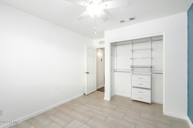 Building Photo - 831 N Swallow Ln
