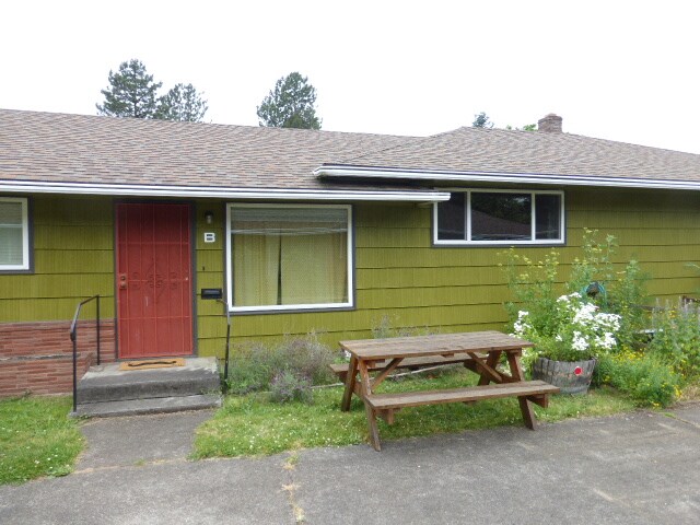 Building Photo - 5310 SE Schiller Street