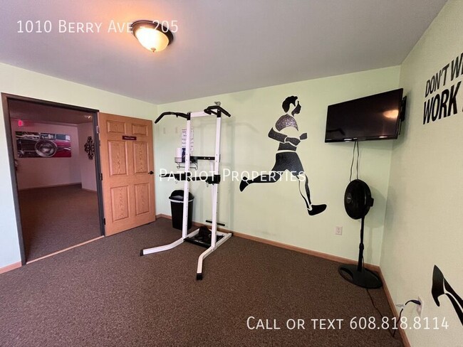 Building Photo - FUNISHED LUXURY APARTMENT W/ FITNESS CENTE...