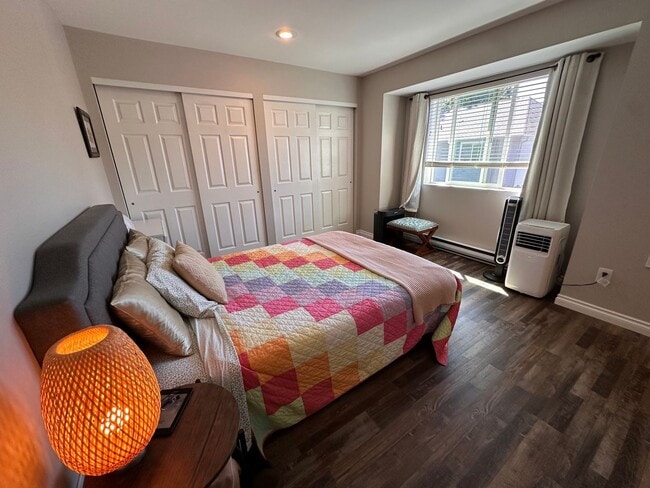 Building Photo - Quiet Kirkland Condo near Downtown Availab...