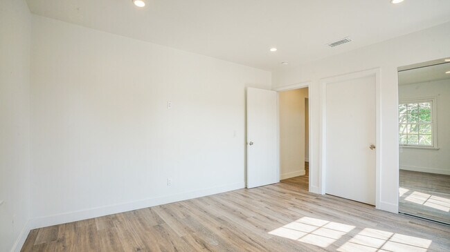 Building Photo - 6114 Saturn St