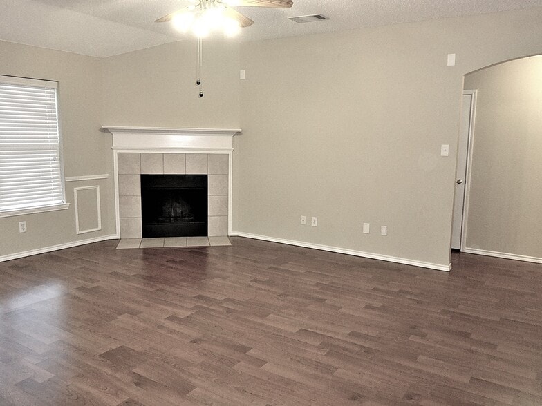 Building Photo - 641 Raven Dr