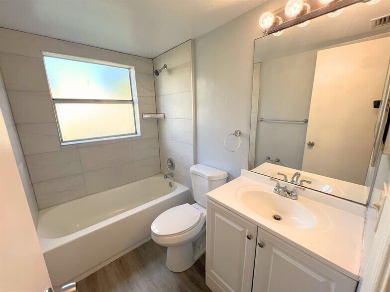 Building Photo - 843 Twin Lakes Dr