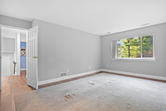 Building Photo - 4 Hills Ln
