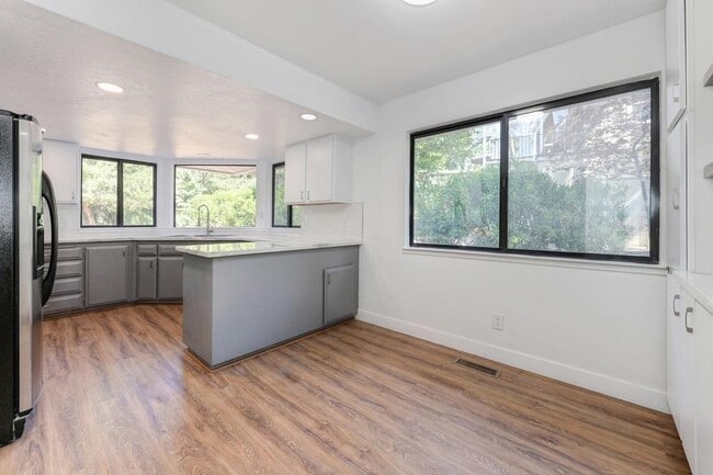 Building Photo - 23986 Oakmont Way