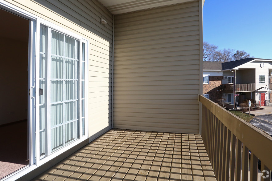 Studio Patio - Willow Brooke Apts.