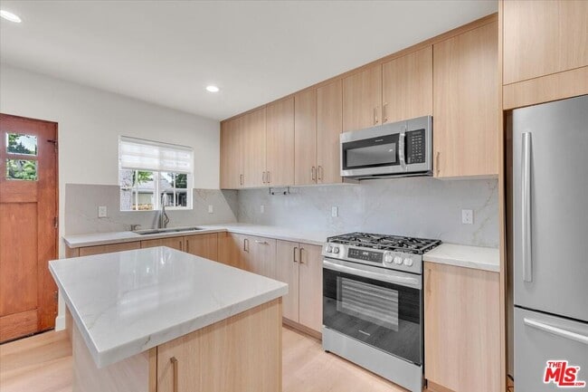 Building Photo - 6915 Encino Ave