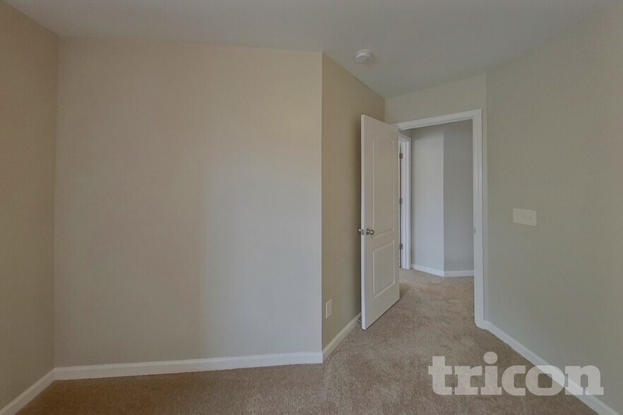 Building Photo - 527 W Saddletree Dr