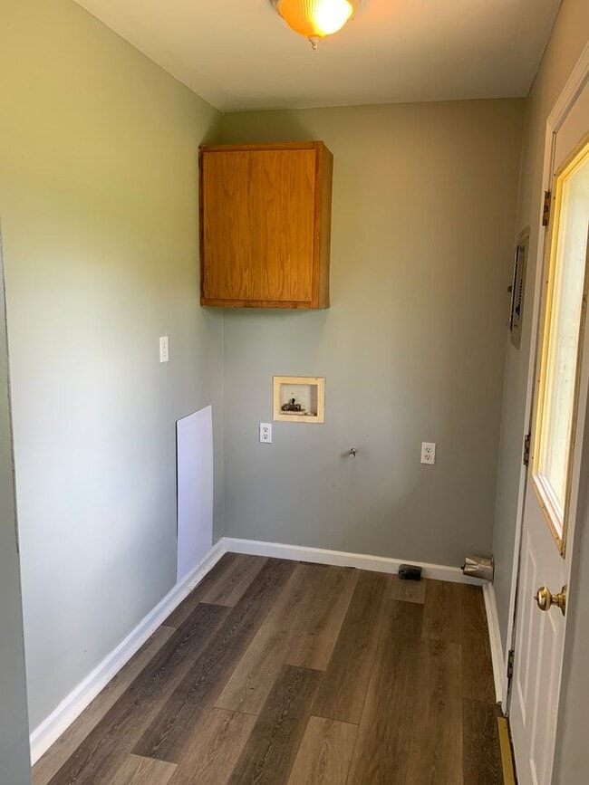 Building Photo - New Renovated 3 bed 1 bath Unit!