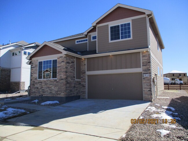 Building Photo - 4 Bed, 2.5 Bath - 2 Story Home in Windsor'...