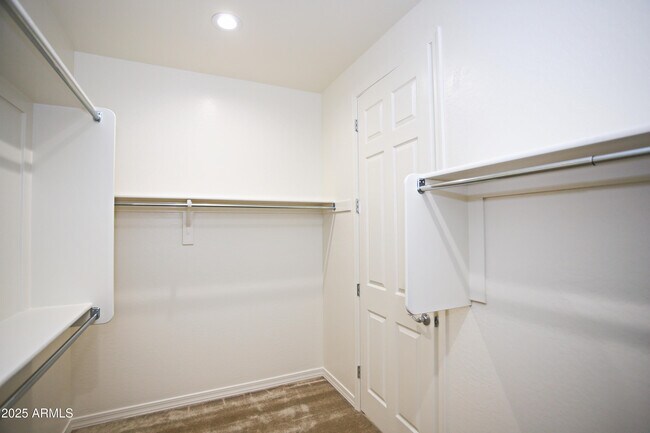 Building Photo - 831 W Finch Dr