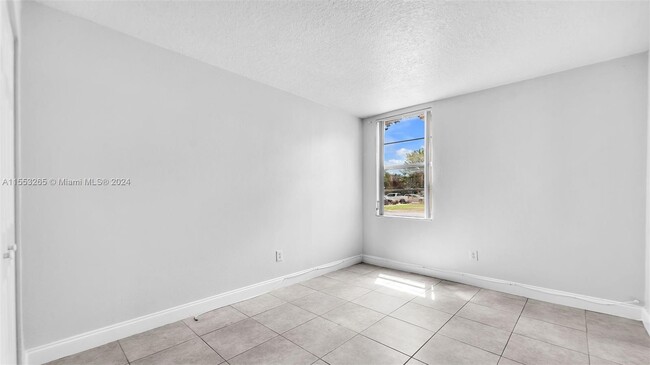 Building Photo - 1825 W 56th St