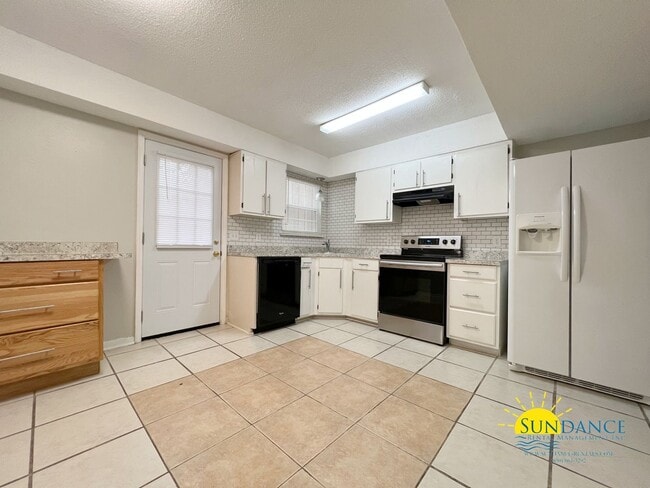 Building Photo - Quaint 2 Bedroom Townhouse in Fort Walton Beach!