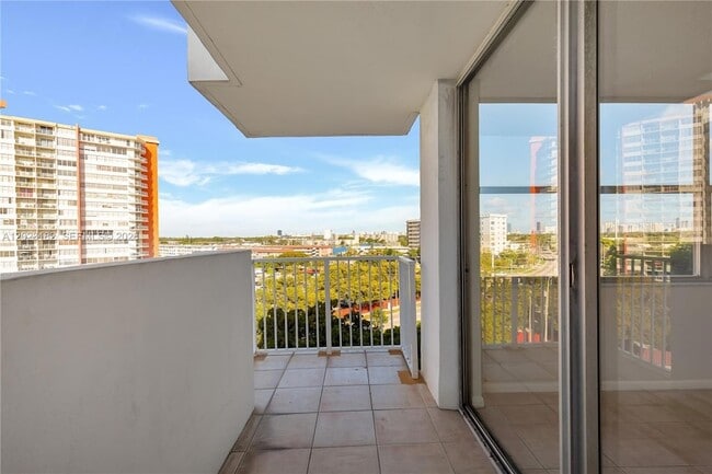 Building Photo - 1300 NE Miami Gardens Dr