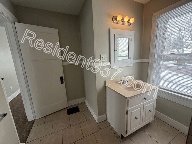 Building Photo - 2 Bed 1 Bath