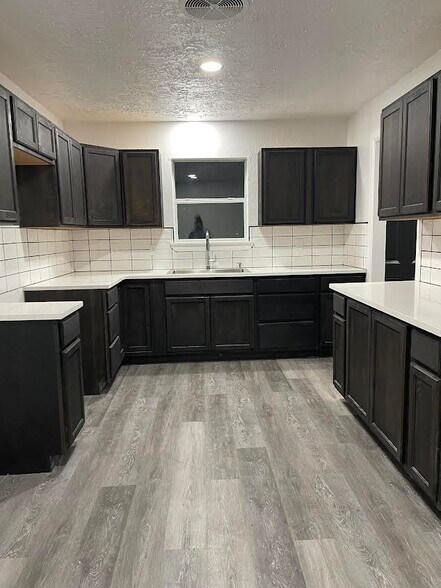 Building Photo - 904 W Robinson St