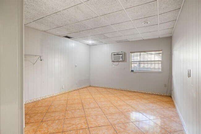 Building Photo - 516 NE 23rd St