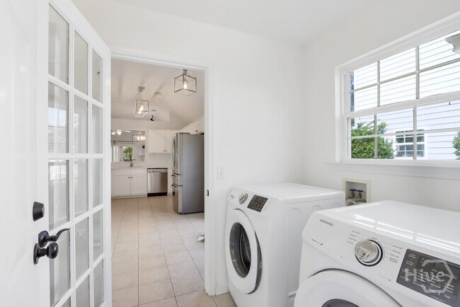 Building Photo - 120 Oak Ridge Cir