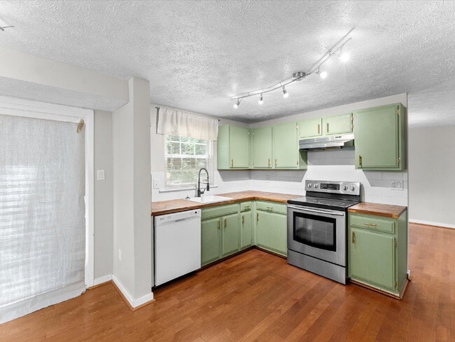 Building Photo - 3513 Castlebury Dr