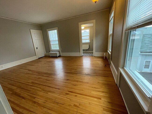 Building Photo - Mansion Studio w/original 1902 bath - sepa...