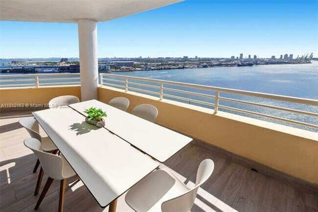 Building Photo - 808 Brickell Key Dr