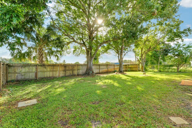 Building Photo - 1009 Alamanda Dr