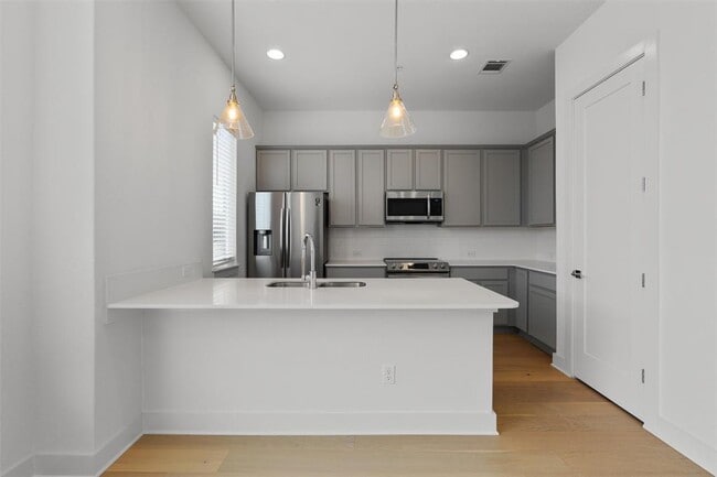 Building Photo - 2050 Lohmans Spur Rd