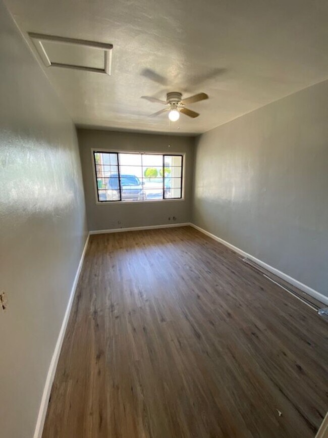 Building Photo - 460 E Wyandotte St