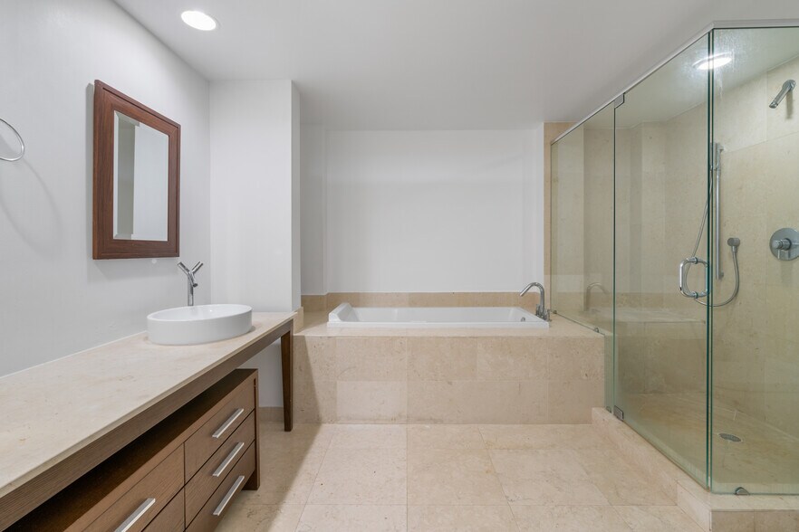 Building Photo - 475 Brickell Ave