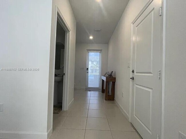 Building Photo - 728 SE 14th Ct