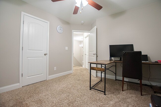 Building Photo - Pet Friendly Three Bedroom!