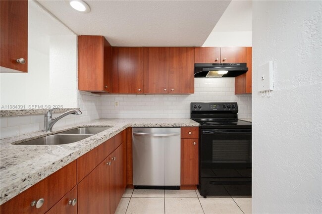 Building Photo - 9220 Fontainebleau Blvd