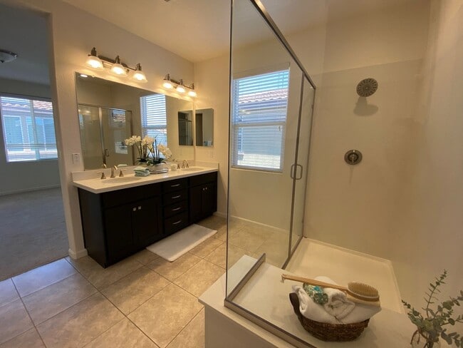 Building Photo - 3 Bedroom 3 Bathroom Home with Open Floor ...