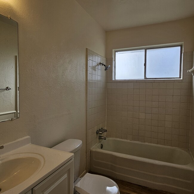 Building Photo - 534 Holly Ln