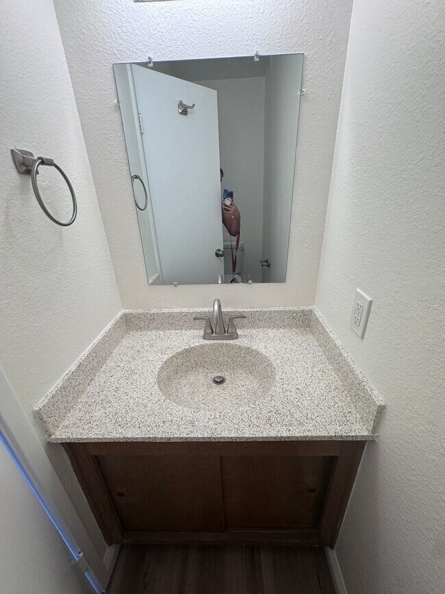 Building Photo - 4 bed townhouse central  Clairemont