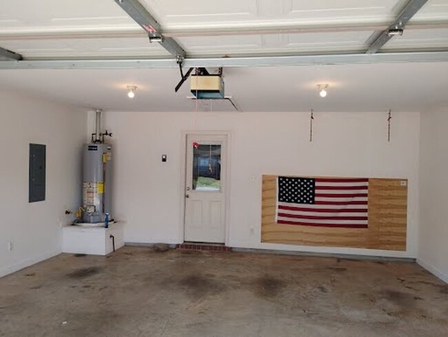 Building Photo - 3 Bedroom 2 Bathroom