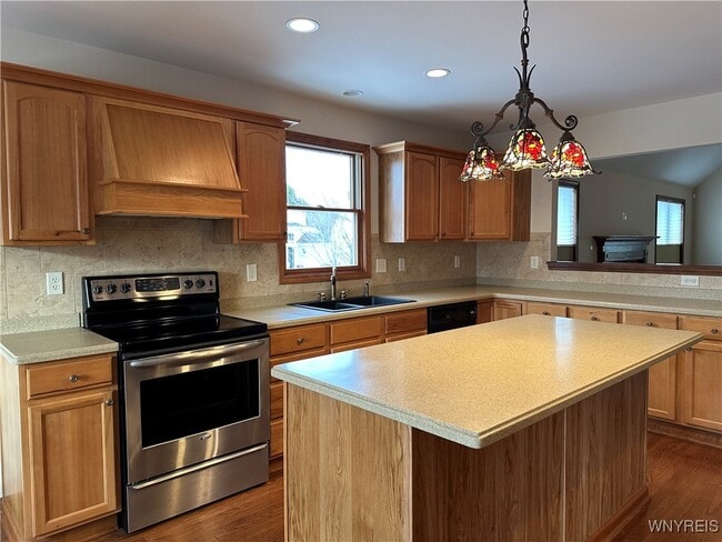 Building Photo - 8047 Laurel Park Ln