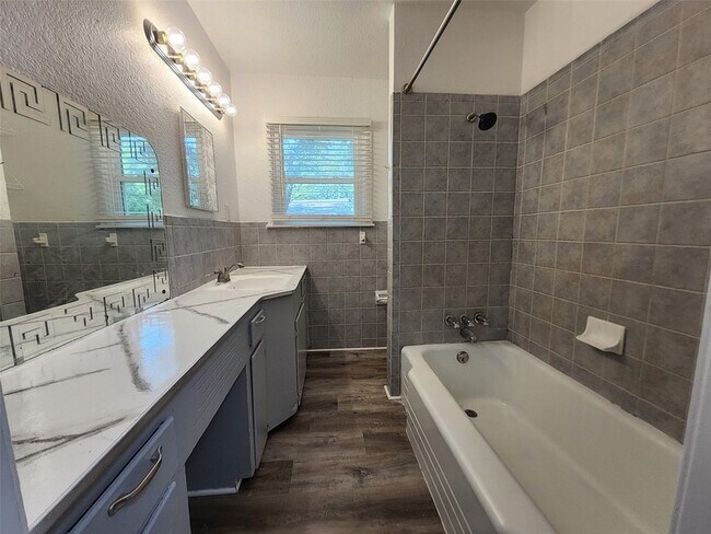 Building Photo - 558 Harrison Ln