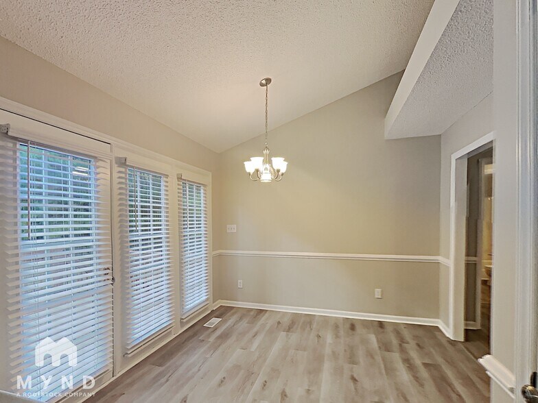 Building Photo - 165 S Ridge Dr