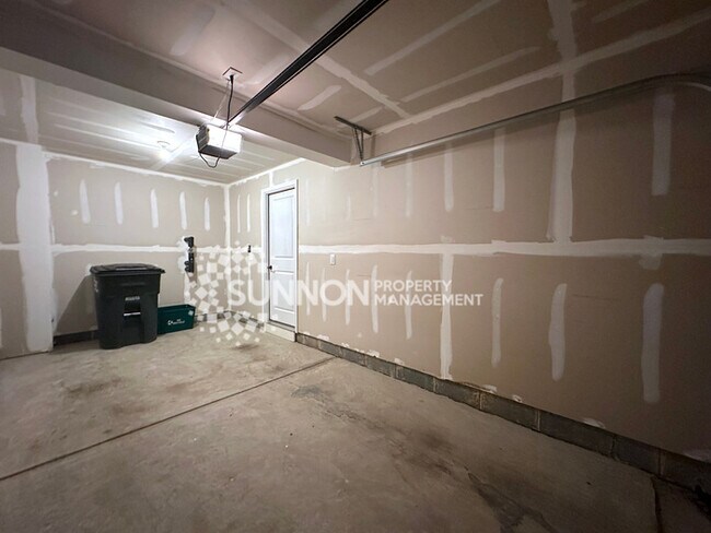 Building Photo - 3 Bedroom Townhome in Mountain Island