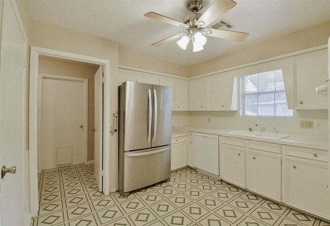 Building Photo - 419 S Starboard St