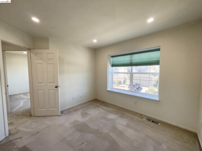Building Photo - 70 Seabreeze Dr